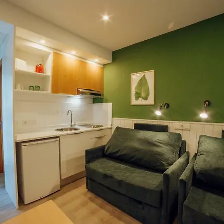 Palm Court Apartment *